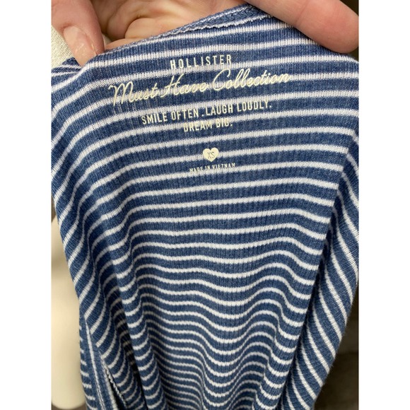 Hollister Must Have Collection blue/white striped cropped flowy tank, size XS - Picture 7 of 7